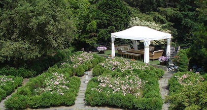 Summer, FURNISHED: CENTRAL WESTPORT ESTATE, 60' pool: 2 mins to beach/town/train