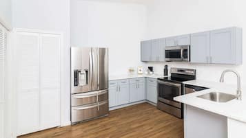 Condo, várias camas, sacada, vista para o jardim (Celebrate at Club Cortile) | Cozinha privada | Geladeira, micro-ondas, fogão, cooktop