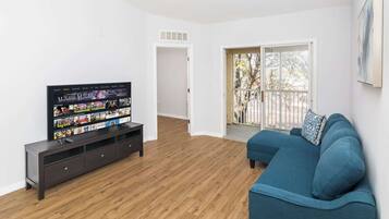 Condo, várias camas, sacada, vista para o jardim (Celebrate at Club Cortile) | Área de estar | TV de tela plana 42 polegadas com canais digitais