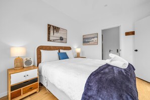 4 bedrooms, iron/ironing board, internet - Lake Front 4 Bedroom: Spa (Merimbula)
