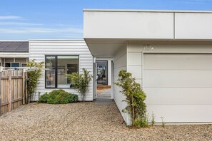Exterior detail - Lake Front 4 Bedroom: Spa (Merimbula)