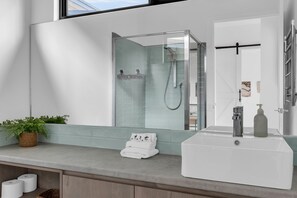 Bathroom - Lake Front: 3 Bedroom: Spa (Merimbula)