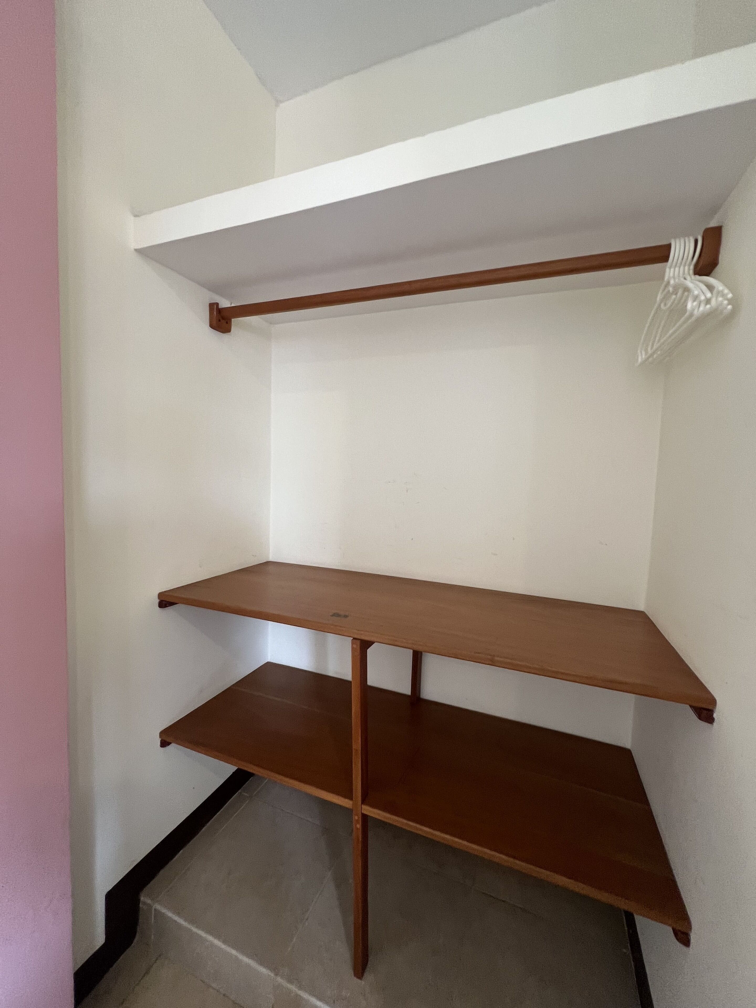 Quarto casal luxo, sacada, vista para a cidade | Área de estar