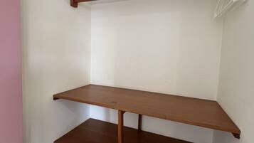 Quarto casal luxo, sacada, vista para a cidade | Área de estar