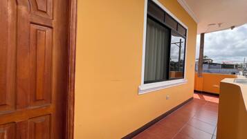 Tripla Standard, balcone, vista città | 1 camera, Wi-Fi gratuito, accesso in sedia a rotelle