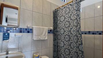 Quarto casal standard, sacada, vista para a cidade | Banheiro | Chuveiro, bidê, toalhas de banho, sabonete