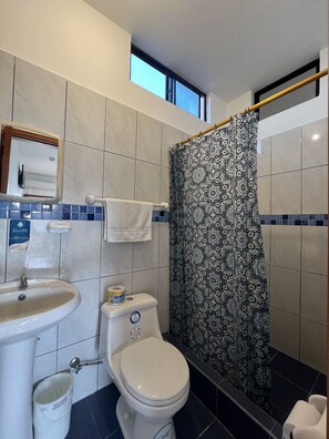 Standard-Doppelzimmer, Balkon, Stadtblick | Badezimmer | Dusche, Bidet, Handtücher, Seife