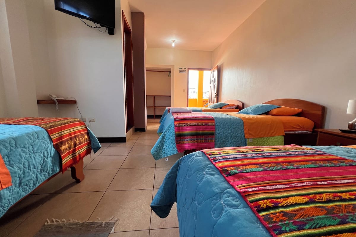Standaard vierpersoonskamer, balkon | 1 slaapkamer, gratis wifi, rolstoeltoegankelijk
