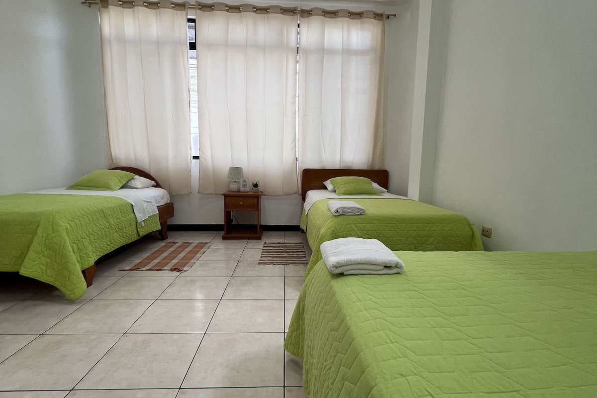 Habitación triple económica, balcón, vista a la ciudad | Wifi gratis
