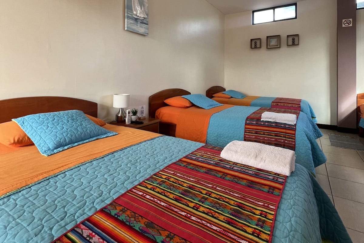 Habitación cuádruple estándar, balcón | Wifi gratis