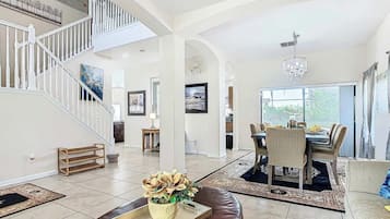 Casa, varias camas, acceso a la alberca, vista al jardín (Coco Villa) | Interior