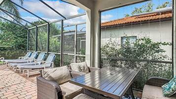 Rumah, Beberapa Tempat Tidur, akses ke kolam renang, pemandangan kebun (Coco Villa) | Tempat makan outdoor