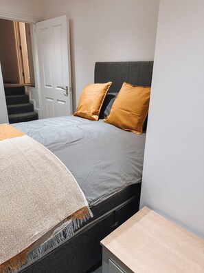 2 chambres, fer et planche à repasser, Wi-Fi, draps fournis