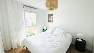 2 bedrooms, iron/ironing board, internet, bed sheets