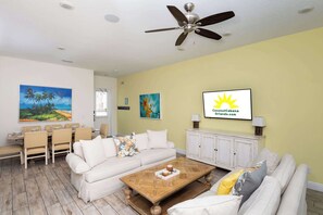 Casa, varias camas, acceso a la alberca, vista al jardín (Coconut Cabana) | Área de sala de estar | Televisión de pantalla plana de 42 pulgadas con canales digitales 