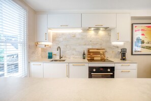 Een koelkast, een oven, een kookplaat, een vaatwasser