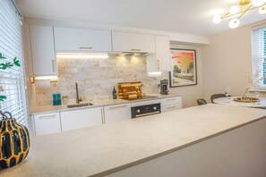 Fridge, oven, stovetop, dishwasher