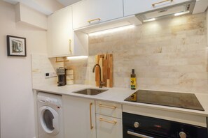Oven, coffee/tea maker, toaster, cookware/dishes/utensils