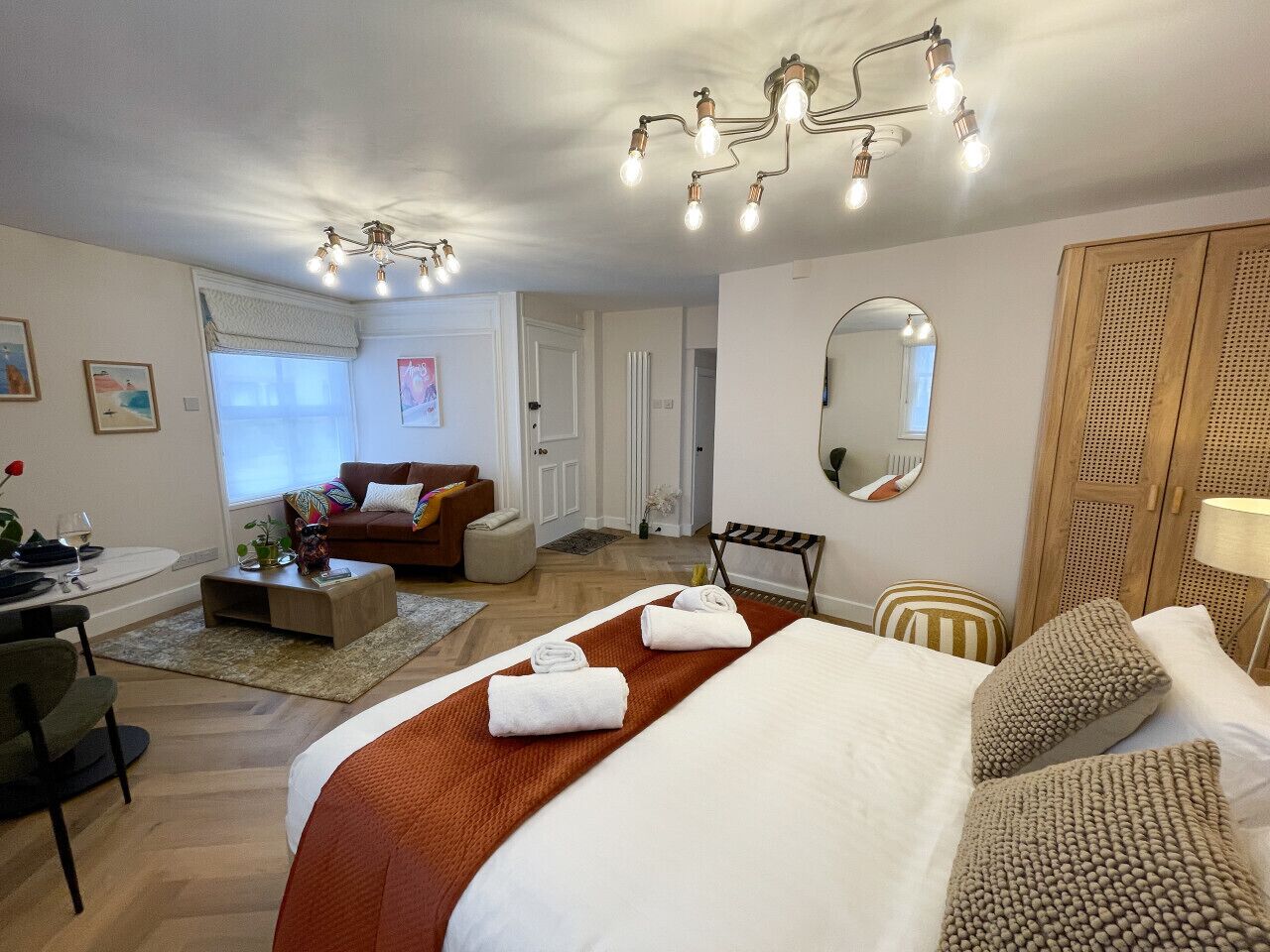 1 habitación, escritorio, tabla de planchar con plancha y wifi gratis 