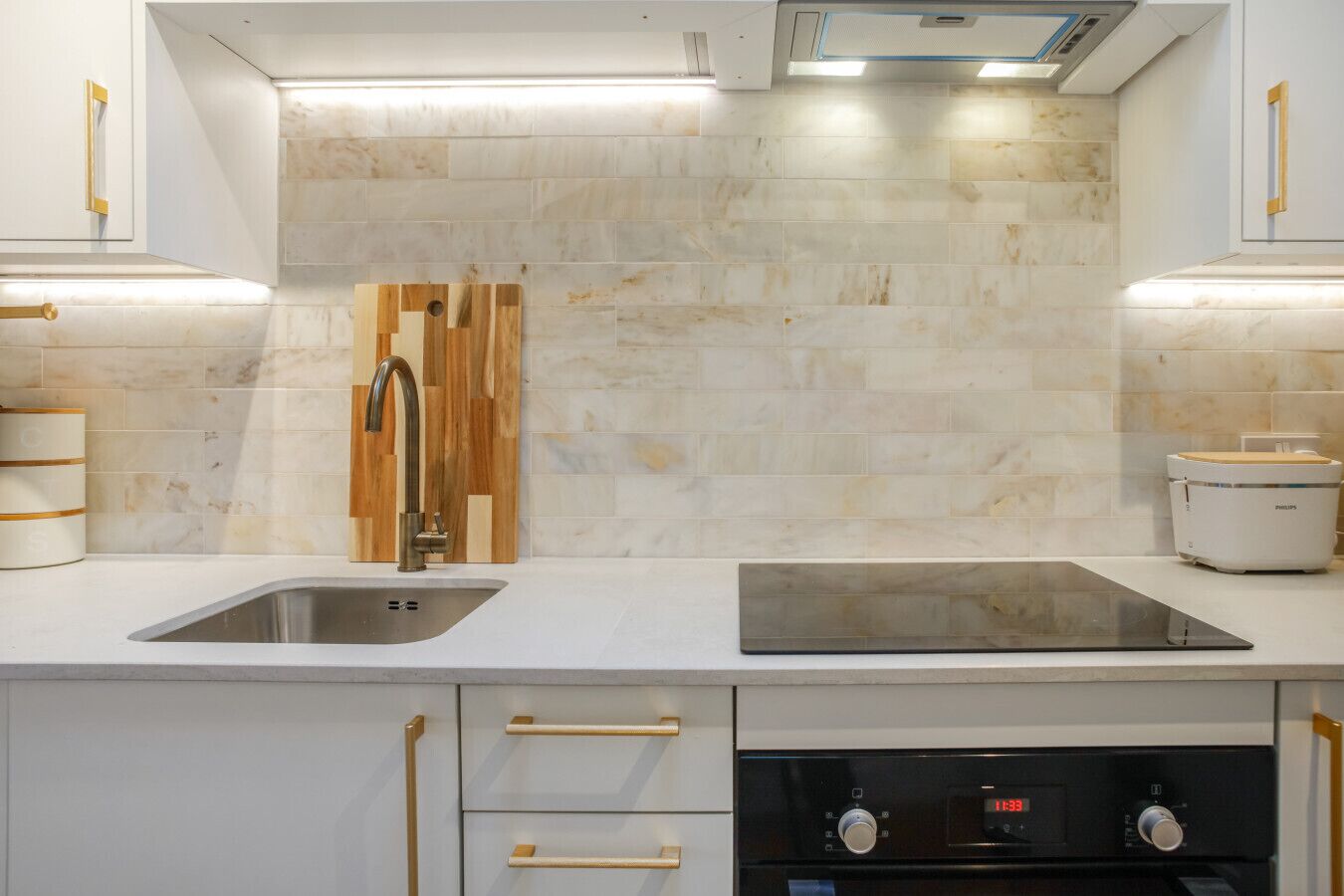 Horno, cafetera/tetera, tostadora, utensilios de cocina