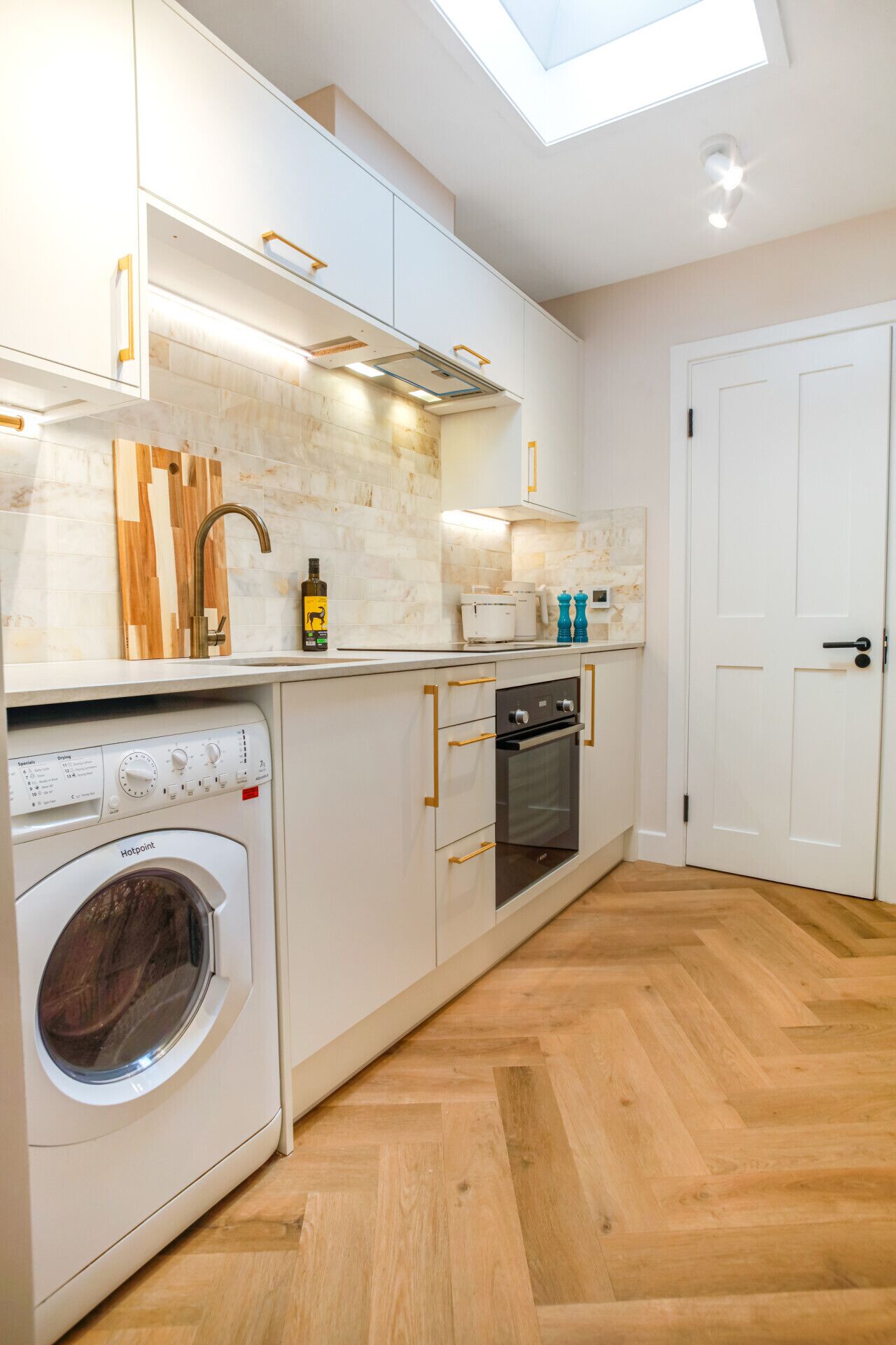 Horno, cafetera/tetera, tostadora, utensilios de cocina