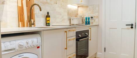 Een oven, een koffiezetapparaat/waterkoker, een broodrooster