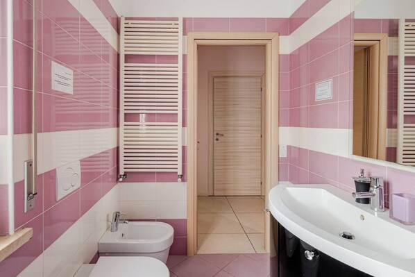 Secadora de cabello, bidet, toallas, jabón