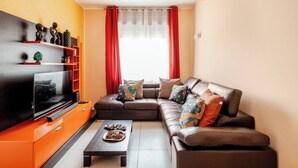 Smart TV - Stay in Style: vibrant condo in San Giovanni Lupatoto - free parking (San Giovanni Lupatoto)