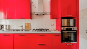 Fridge, microwave, oven, stovetop - Stay in Style: vibrant condo in San Giovanni Lupatoto - free parking (San Giovanni Lupatoto)