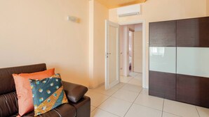 Smart TV - Stay in Style: vibrant condo in San Giovanni Lupatoto - free parking (San Giovanni Lupatoto)
