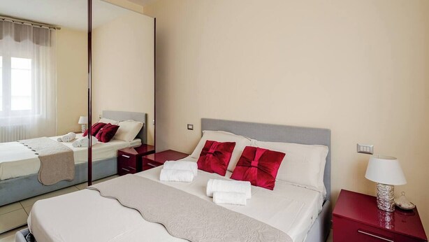 2 bedrooms, iron/ironing board, WiFi, bed sheets - Stay in Style: vibrant condo in San Giovanni Lupatoto - free parking (San Giovanni Lupatoto)