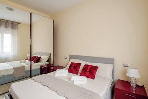2 habitaciones, tabla de planchar con plancha, wifi y ropa de cama