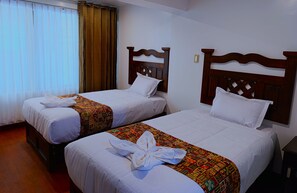 Family Triple Room | Desk, laptop workspace, free WiFi