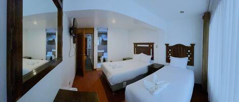 Phòng đôi Tiêu chuẩn | Bàn, khu vực làm việc phù hợp cho laptop