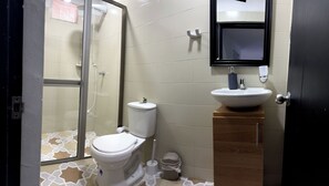 Haartrockner, Handtücher, Seife, Toilettenpapier