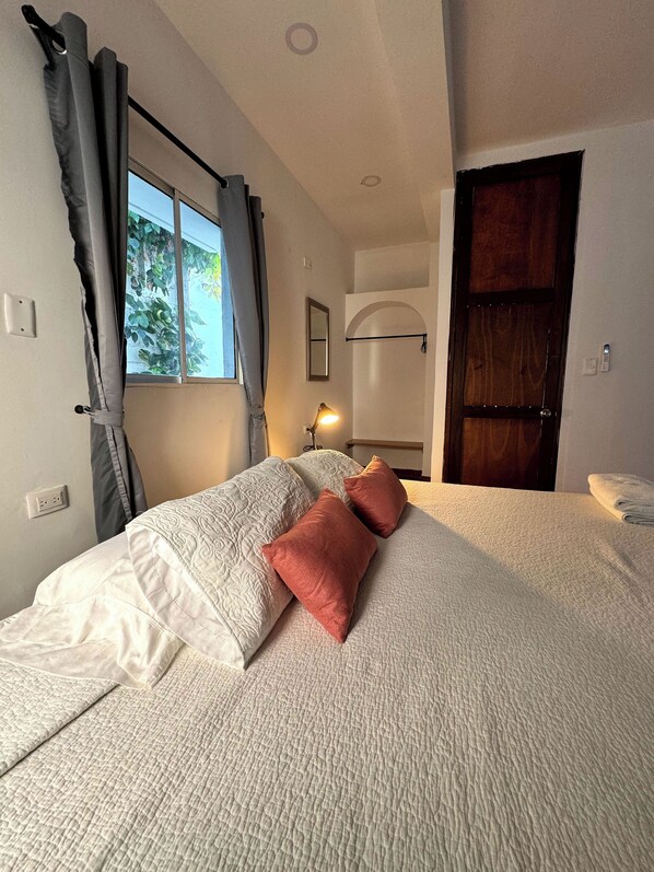 1 slaapkamer, een strijkplank/strijkijzer, wifi, beddengoed