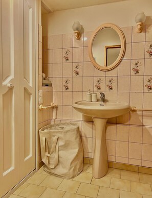 Douche, serviettes fournies, papier toilette