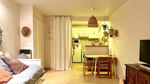 Ein gemütliches Schlafzimmer mit Bett, Schreibtisch und Fernseher.