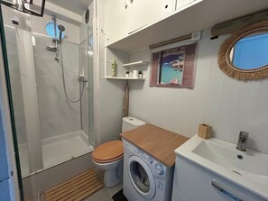 Dusche, Haartrockner, Handtücher, Toilettenpapier