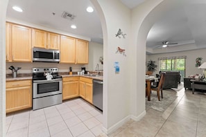 Condo, várias camas, varanda, vista para o jardim (Cozy Cove) | Cozinha privada | Geladeira, micro-ondas, fogão, cooktop