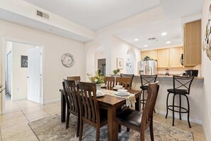 公寓客房, 多張床, 庭院, 花園景觀 (Cozy Cove) | 用餐區