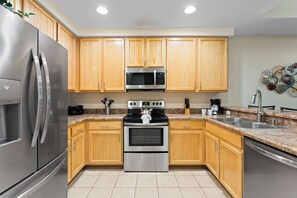 Condo, várias camas, varanda, vista para o jardim (Cozy Cove) | Cozinha privada | Geladeira, micro-ondas, fogão, cooktop
