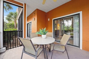 Apartamento, varias camas, patio, vistas al jardín (Cozy Cove) | Restaurante al aire libre