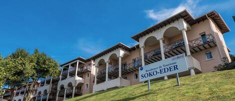A multi-story hotel with a sign reading 'Residence de Tourism Soko-Eder.'