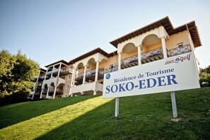 A hotel with a sign reading 'Residence de Tourisme Soko-EDER' and balconies with railings. - Résidence Mer & Golf Soko-eder (Ciboure)