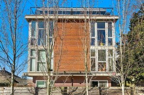 Exterior - Cap Hill Loft, Pets OK, W/D, Walk to Needle (Seattle)