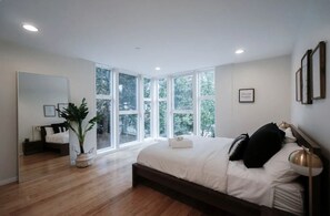 3 bedrooms, iron/ironing board, travel cot, free WiFi - Cap Hill Loft, Pets OK, W/D, Walk to Needle (Seattle)