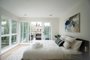 3 bedrooms, iron/ironing board, travel cot, free WiFi - Cap Hill Loft, Pets OK, W/D, Walk to Needle (Seattle)