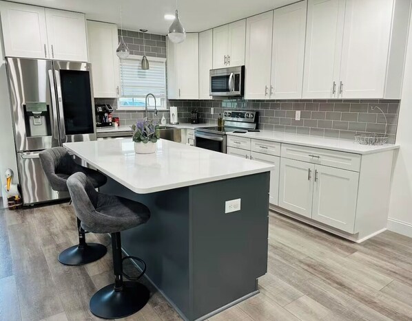 Kühlschrank, Mikrowelle, Ofen, Herdplatte