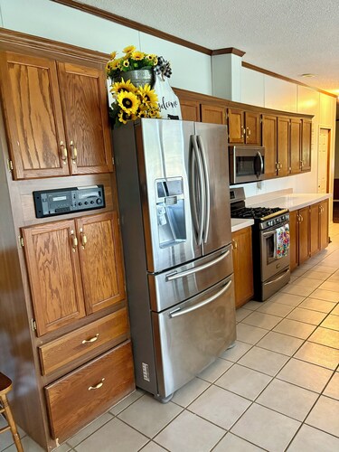 Charming, peaceful house in Pineville.  Quiet setting only minutes to Elk River